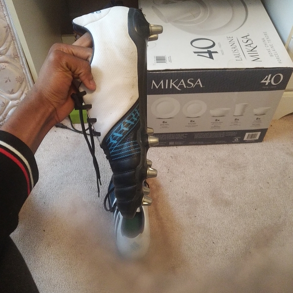 This is a soccer/football cleat(boot). I want to sell it. - Picture 3 of 5